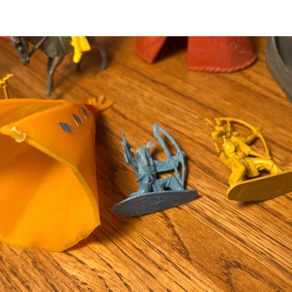 Vintage Wild West Toy Teepee, Horses, Canoe’s Figures Play Set Plastic - Picture 7 of 10